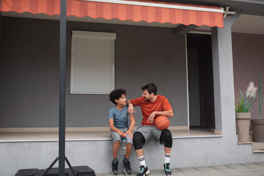 Cómo elegir el toldo perfecto para crear una oficina exterior eficiente frente a tu ordenador